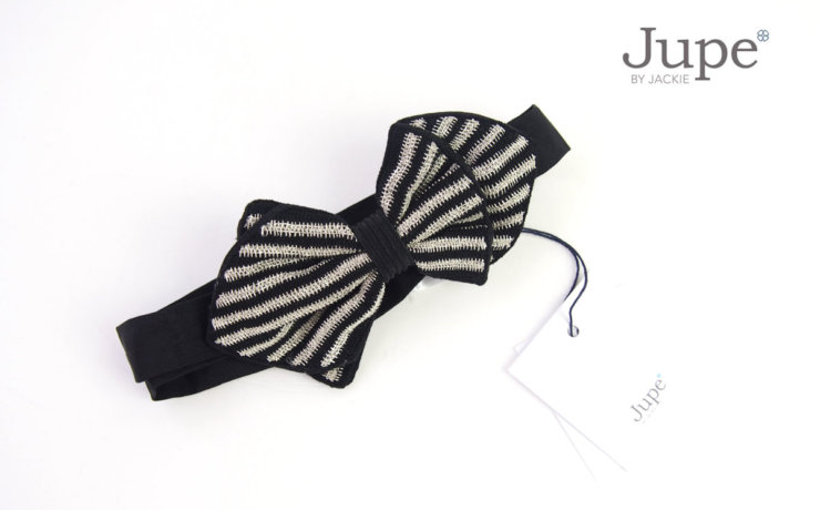 ジュープ バイ ジャッキー｜Jupe by Jackie｜ハンドメイドボウタイ｜蝶ネクタイ｜ストライプ柄｜ブラック×シルバー　イメージ01