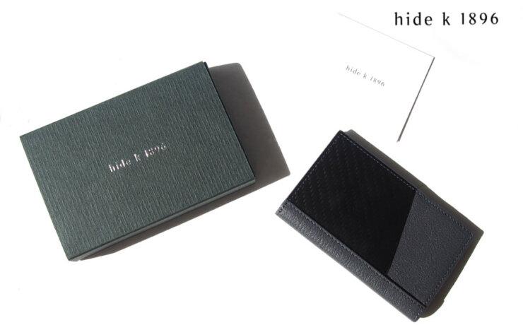 ヒデ ケイ イチハチキュウロク｜hide k 1896｜カードケース｜名刺入れ｜PETEK 1855_Bi-fold Card Case｜02_Antrasit｜グレイイメージ01