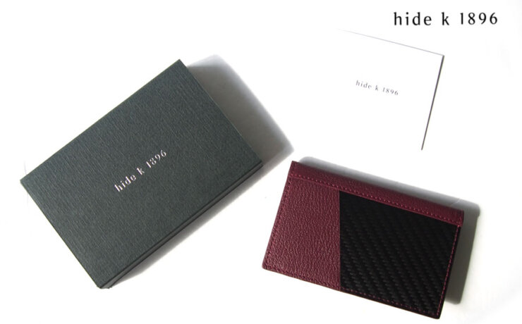 ヒデ ケイ イチハチキュウロク｜hide k 1896｜カードケース｜名刺入れ｜PETEK 1855_Bi-fold Card Case｜04_Wine Red｜ワインイメージ01