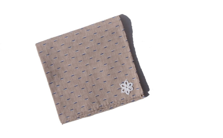刺繍入りポケットチーフ｜サンプル01｜ベージュ系イメージ01