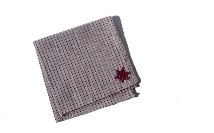 刺繍入りポケットチーフ｜サンプル02｜グレイ×レッドイメージ01