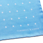 ターンブル&アッサー｜Turnbull & Asser｜04｜ドット柄シルクポケットチーフ（TUR／ブルー）イメージ03
