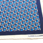 ターンブル&アッサー｜Turnbull & Asser｜09｜ジオメトリック柄シルクポケットチーフイメージ03