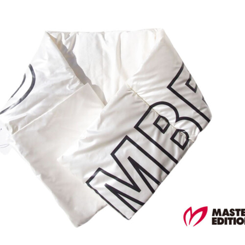 マスターバニーエディション｜MASTER BUNNY EDITION｜BIG! MBEロゴ合繊ふわふわ差し込み型ポケット付マフラー｜ユニセックスイメージ01