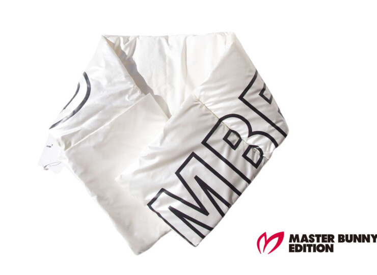 マスターバニーエディション｜MASTER BUNNY EDITION｜BIG! MBEロゴ合繊ふわふわ差し込み型ポケット付マフラー｜ユニセックスイメージ01