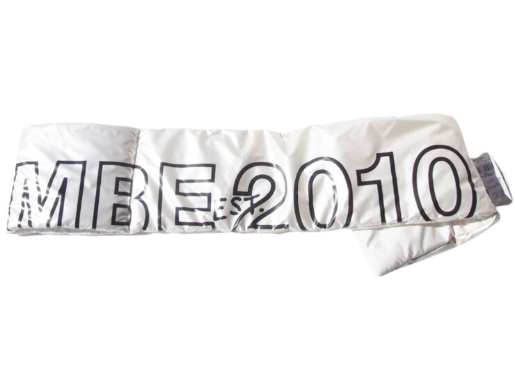 マスターバニーエディション｜MASTER BUNNY EDITION｜BIG! MBEロゴ合繊ふわふわ差し込み型ポケット付マフラー｜ユニセックスイメージ04