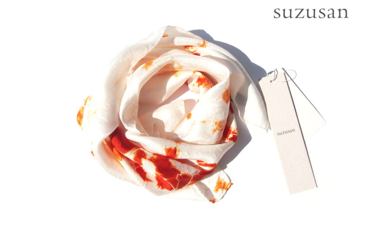 スズサン｜suzusan｜シルクツイルまだら絞り染めスクエアスカーフ｜Silk Twill Woven Square Scarf-S｜Madara Shibori｜Burnt Orange/Whiteイメージ01
