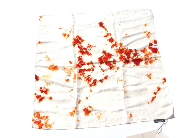 スズサン｜suzusan｜シルクツイルまだら絞り染めスクエアスカーフ｜Silk Twill Woven Square Scarf-S｜Madara Shibori｜Burnt Orange/Whiteイメージ05