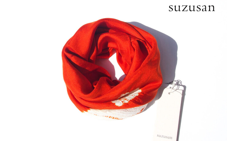 スズサン｜suzusan｜シルクツイル巻き上げ絞り染めスクエアスカーフ｜Silk Twill Woven Square Scarf-S｜Makiage Shibori "Leaves"｜Burnt Orange/Whiteイメージ01