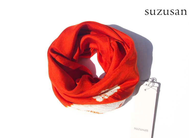 スズサン｜suzusan｜シルクツイル巻き上げ絞り染めスクエアスカーフ｜Silk Twill Woven Square Scarf-S｜Makiage Shibori "Leaves"｜Burnt Orange/Whiteイメージ01