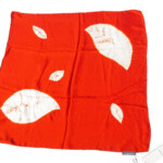 スズサン｜suzusan｜シルクツイル巻き上げ絞り染めスクエアスカーフ｜Silk Twill Woven Square Scarf-S｜Makiage Shibori "Leaves"｜Burnt Orange/Whiteイメージ03