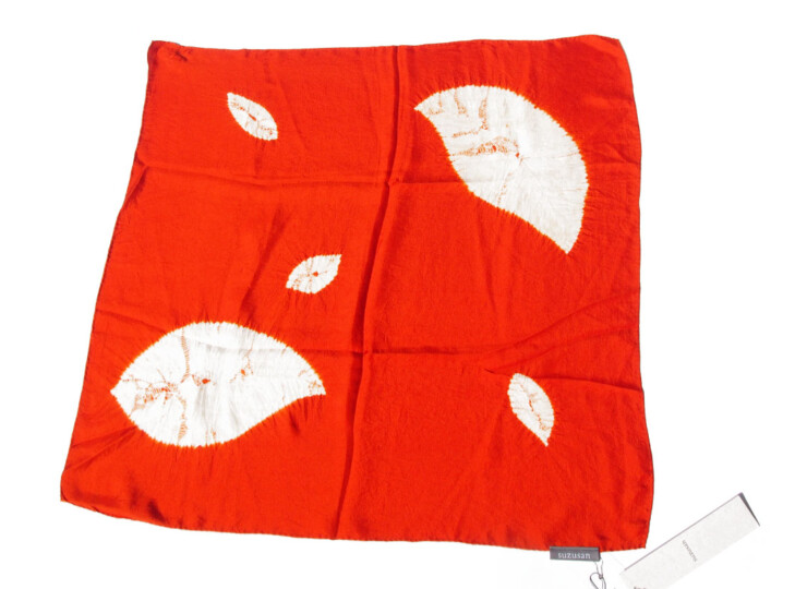 スズサン｜suzusan｜シルクツイル巻き上げ絞り染めスクエアスカーフ｜Silk Twill Woven Square Scarf-S｜Makiage Shibori "Leaves"｜Burnt Orange/Whiteイメージ03