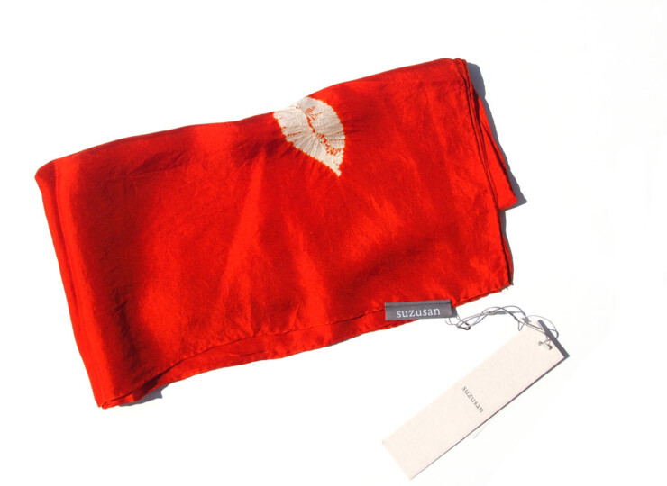 スズサン｜suzusan｜シルクツイル巻き上げ絞り染めスクエアスカーフ｜Silk Twill Woven Square Scarf-S｜Makiage Shibori "Leaves"｜Burnt Orange/Whiteイメージ05