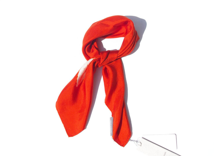 スズサン｜suzusan｜シルクツイル巻き上げ絞り染めスクエアスカーフ｜Silk Twill Woven Square Scarf-S｜Makiage Shibori "Leaves"｜Burnt Orange/Whiteイメージ06