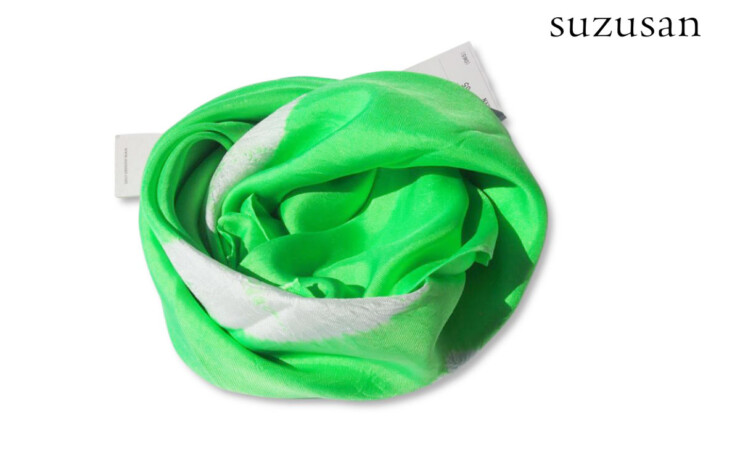 スズサン｜suzusan｜シルクツイル巻き上げ絞り染めスクエアスカーフ｜Silk Twill Woven Square Scarf-S｜Makiage Shibori "Leaves"｜Kelly Green/Whiteイメージ01