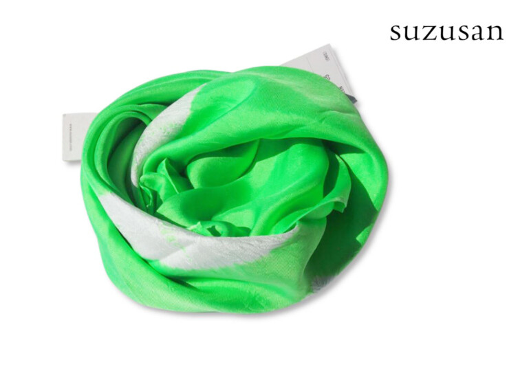 スズサン｜suzusan｜シルクツイル巻き上げ絞り染めスクエアスカーフ｜Silk Twill Woven Square Scarf-S｜Makiage Shibori "Leaves"｜Kelly Green/Whiteイメージ01
