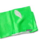 スズサン｜suzusan｜シルクツイル巻き上げ絞り染めスクエアスカーフ｜Silk Twill Woven Square Scarf-S｜Makiage Shibori "Leaves"｜Kelly Green/Whiteイメージ02