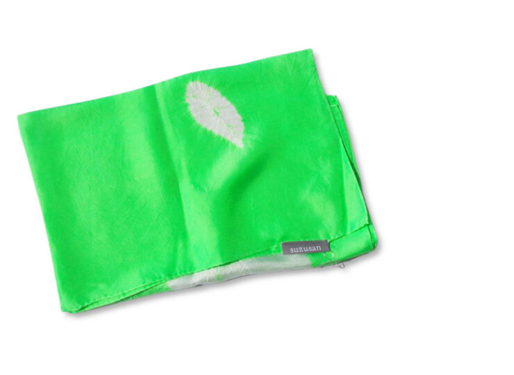 スズサン｜suzusan｜シルクツイル巻き上げ絞り染めスクエアスカーフ｜Silk Twill Woven Square Scarf-S｜Makiage Shibori "Leaves"｜Kelly Green/Whiteイメージ02