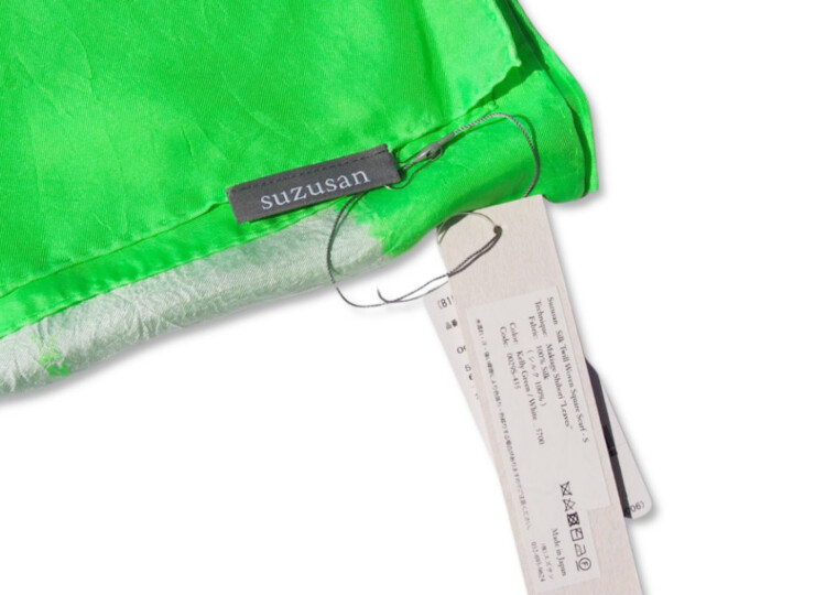 スズサン｜suzusan｜シルクツイル巻き上げ絞り染めスクエアスカーフ｜Silk Twill Woven Square Scarf-S｜Makiage Shibori "Leaves"｜Kelly Green/Whiteイメージ03