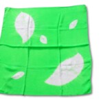 スズサン｜suzusan｜シルクツイル巻き上げ絞り染めスクエアスカーフ｜Silk Twill Woven Square Scarf-S｜Makiage Shibori "Leaves"｜Kelly Green/Whiteイメージ04