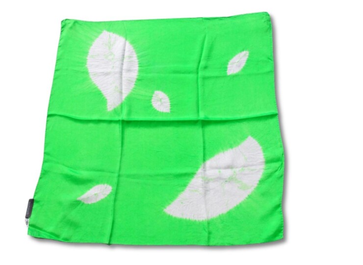 スズサン｜suzusan｜シルクツイル巻き上げ絞り染めスクエアスカーフ｜Silk Twill Woven Square Scarf-S｜Makiage Shibori "Leaves"｜Kelly Green/Whiteイメージ04