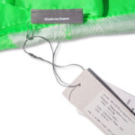 スズサン｜suzusan｜シルクツイル巻き上げ絞り染めスクエアスカーフ｜Silk Twill Woven Square Scarf-S｜Makiage Shibori "Leaves"｜Kelly Green/Whiteイメージ05