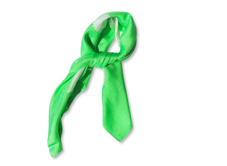 スズサン｜suzusan｜シルクツイル巻き上げ絞り染めスクエアスカーフ｜Silk Twill Woven Square Scarf-S｜Makiage Shibori "Leaves"｜Kelly Green/Whiteイメージ06