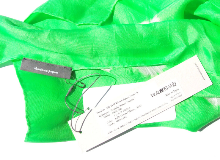 スズサン|suzusan|シルクツイル根巻き絞り染めスクエアスカーフ|Silk Twill Woven Square Scarf-M|Nemaki Shibori "Ameba"|Kelly Green/Whiteイメージ03