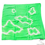 スズサン|suzusan|シルクツイル根巻き絞り染めスクエアスカーフ|Silk Twill Woven Square Scarf-M|Nemaki Shibori "Ameba"|Kelly Green/Whiteイメージ04