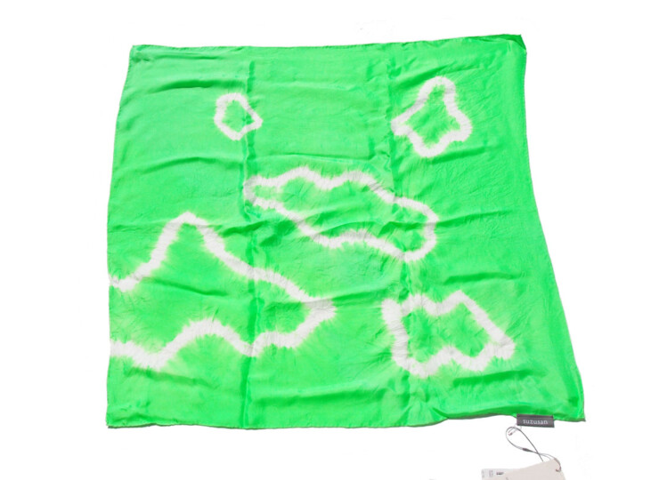 スズサン|suzusan|シルクツイル根巻き絞り染めスクエアスカーフ|Silk Twill Woven Square Scarf-M|Nemaki Shibori "Ameba"|Kelly Green/Whiteイメージ04