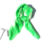 スズサン|suzusan|シルクツイル根巻き絞り染めスクエアスカーフ|Silk Twill Woven Square Scarf-M|Nemaki Shibori "Ameba"|Kelly Green/Whiteイメージ06