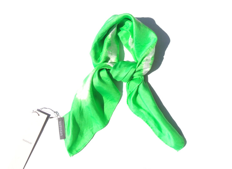 スズサン|suzusan|シルクツイル根巻き絞り染めスクエアスカーフ|Silk Twill Woven Square Scarf-M|Nemaki Shibori "Ameba"|Kelly Green/Whiteイメージ06