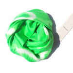 スズサン|suzusan|シルクツイル根巻き絞り染めスクエアスカーフ|Silk Twill Woven Square Scarf-M|Nemaki Shibori "Ameba"|Kelly Green/Whiteイメージ07