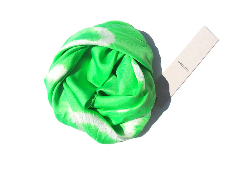 スズサン|suzusan|シルクツイル根巻き絞り染めスクエアスカーフ|Silk Twill Woven Square Scarf-M|Nemaki Shibori "Ameba"|Kelly Green/Whiteイメージ07
