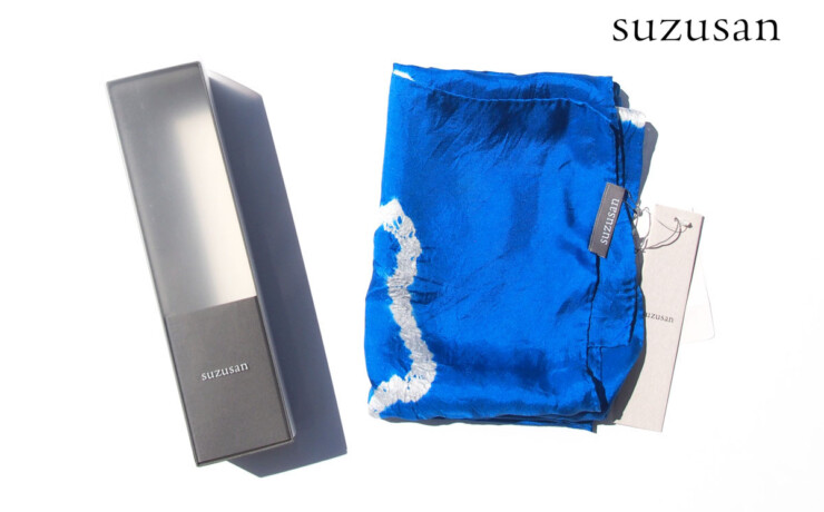 スズサン｜suzusan｜シルクツイル根巻き絞り染めスクエアスカーフ｜Silk Twill Woven Square Scarf-S｜Nemaki Shibori "Ameba"｜Royal Blue/Whiteイメージ01