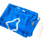 スズサン｜suzusan｜シルクツイル根巻き絞り染めスクエアスカーフ｜Silk Twill Woven Square Scarf-S｜Nemaki Shibori "Ameba"｜Royal Blue/Whiteイメージ02