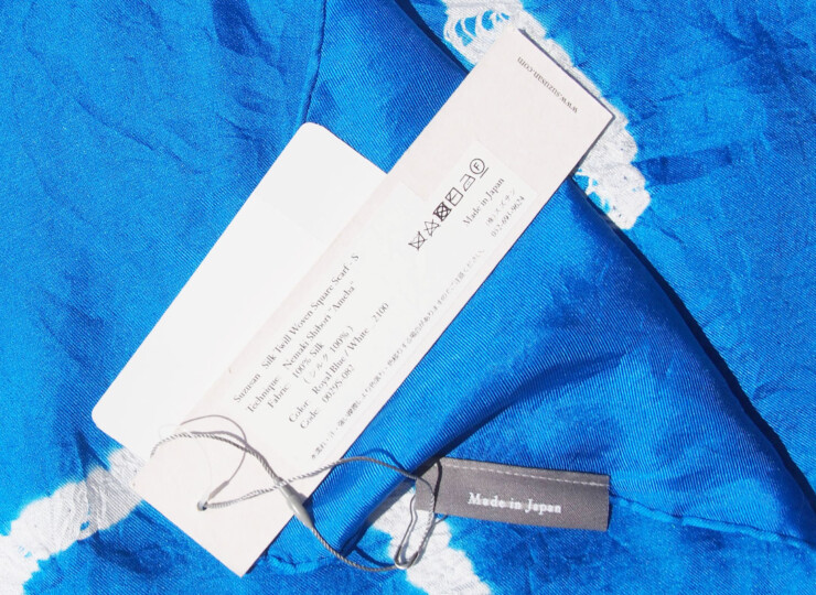 スズサン｜suzusan｜シルクツイル根巻き絞り染めスクエアスカーフ｜Silk Twill Woven Square Scarf-S｜Nemaki Shibori "Ameba"｜Royal Blue/Whiteイメージ03
