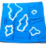 スズサン｜suzusan｜シルクツイル根巻き絞り染めスクエアスカーフ｜Silk Twill Woven Square Scarf-S｜Nemaki Shibori "Ameba"｜Royal Blue/Whiteイメージ04