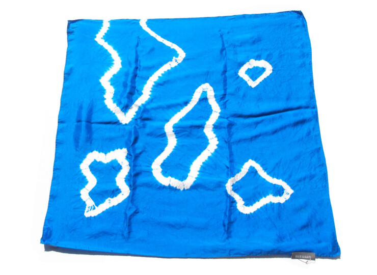 スズサン｜suzusan｜シルクツイル根巻き絞り染めスクエアスカーフ｜Silk Twill Woven Square Scarf-S｜Nemaki Shibori "Ameba"｜Royal Blue/Whiteイメージ04
