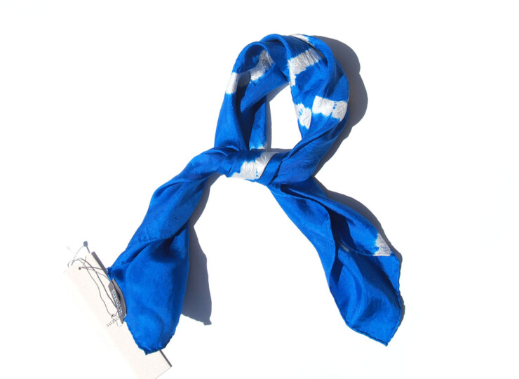 スズサン｜suzusan｜シルクツイル根巻き絞り染めスクエアスカーフ｜Silk Twill Woven Square Scarf-S｜Nemaki Shibori "Ameba"｜Royal Blue/Whiteイメージ05