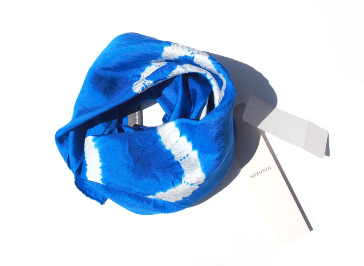 スズサン｜suzusan｜シルクツイル根巻き絞り染めスクエアスカーフ｜Silk Twill Woven Square Scarf-S｜Nemaki Shibori "Ameba"｜Royal Blue/Whiteイメージ06