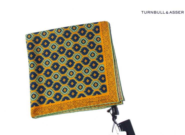ターンブル&アッサー|Turnbull & Asser|14|イエローメダリオンプリントシルクポケットチーフ|Yellow Medallion Print Silk Pocket Squareイメージ01