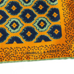 ターンブル&アッサー|Turnbull & Asser|14|イエローメダリオンプリントシルクポケットチーフ|Yellow Medallion Print Silk Pocket Squareイメージ03