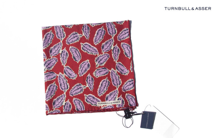 ターンブル&アッサー｜Turnbull & Asser｜15｜リーフ柄シルクポケットチーフ｜Red Abstract Feather Print Silk Pocket Square｜ボルドーイメージ01