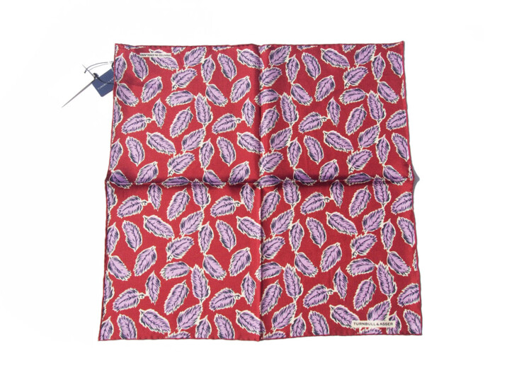 ターンブル&アッサー|Turnbull & Asser|15|リーフ柄シルクポケットチーフ|Red Abstract Feather Print Silk Pocket Square|ボルドーイメージ02