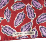 ターンブル&アッサー|Turnbull & Asser|15|リーフ柄シルクポケットチーフ|Red Abstract Feather Print Silk Pocket Square|ボルドーイメージ03