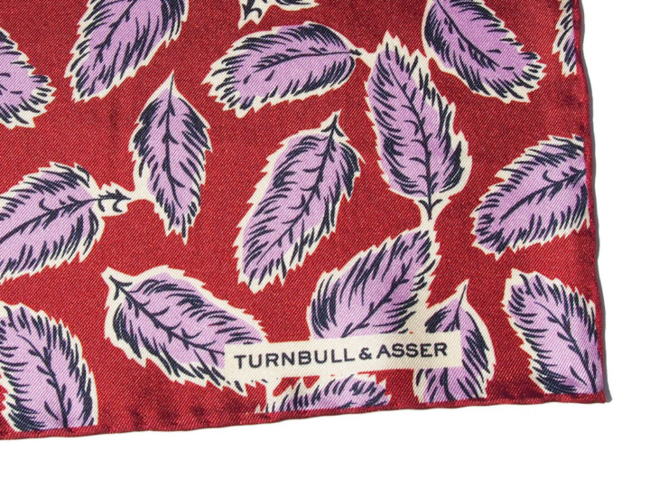 ターンブル&アッサー|Turnbull & Asser|15|リーフ柄シルクポケットチーフ|Red Abstract Feather Print Silk Pocket Square|ボルドーイメージ03