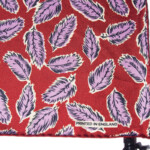 ターンブル&アッサー|Turnbull & Asser|15|リーフ柄シルクポケットチーフ|Red Abstract Feather Print Silk Pocket Square|ボルドーイメージ04