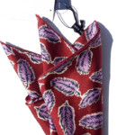 ターンブル&アッサー|Turnbull & Asser|15|リーフ柄シルクポケットチーフ|Red Abstract Feather Print Silk Pocket Square|ボルドーイメージ07